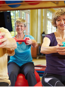 tercera edad haciendo pilates